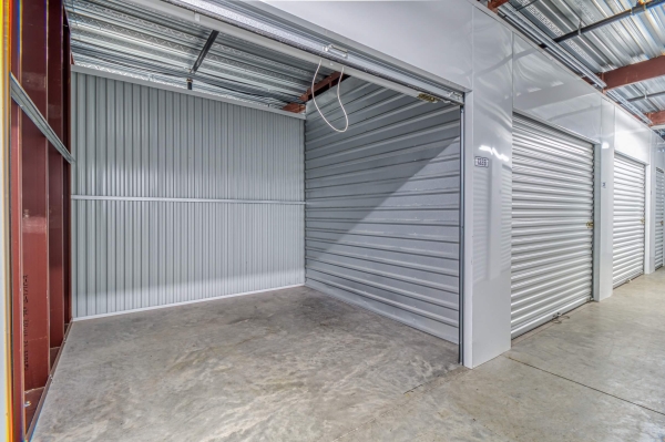 Facility photo: //images.sparefoot.com/medium/21139568837edf5626e.jpg
