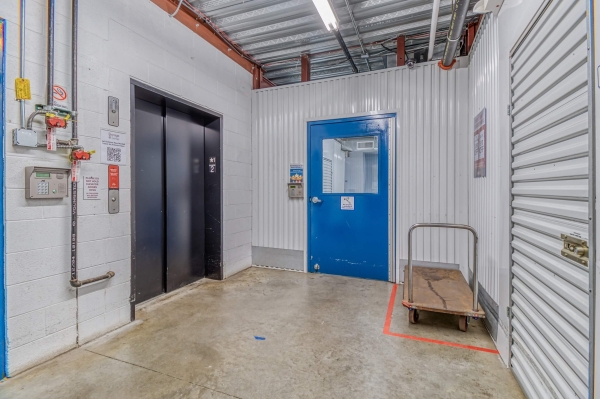 Facility photo: //images.sparefoot.com/medium/21139568837ee5273a8.jpg