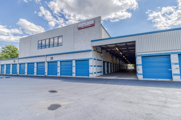 Facility photo: //images.sparefoot.com/medium/21139568837eeb1648a.jpg