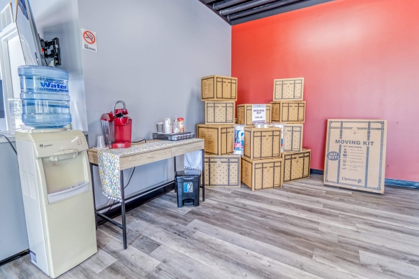 Facility photo: //images.sparefoot.com/medium/21139568837ef193568.jpg