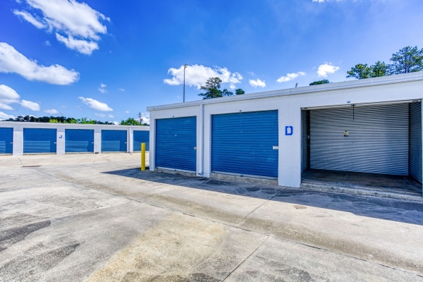 Facility photo: //images.sparefoot.com/medium/211397689e423f2d3ec.jpg
