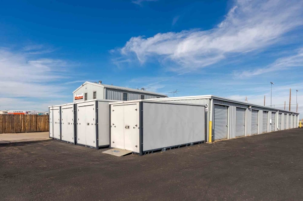 Facility photo: //images.sparefoot.com/medium/211450692e1e8565caa.jpg