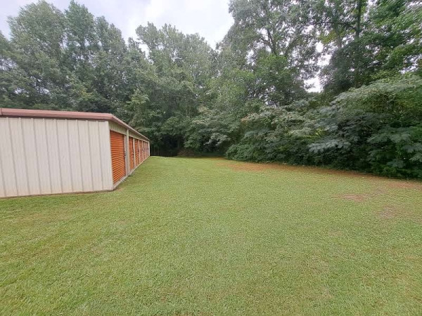 Facility photo: //images.sparefoot.com/medium/211535693369866691e.jpg