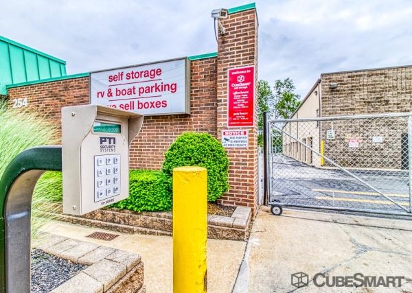 Facility photo: //images.sparefoot.com/medium/21154568834e6c79fe0.jpg