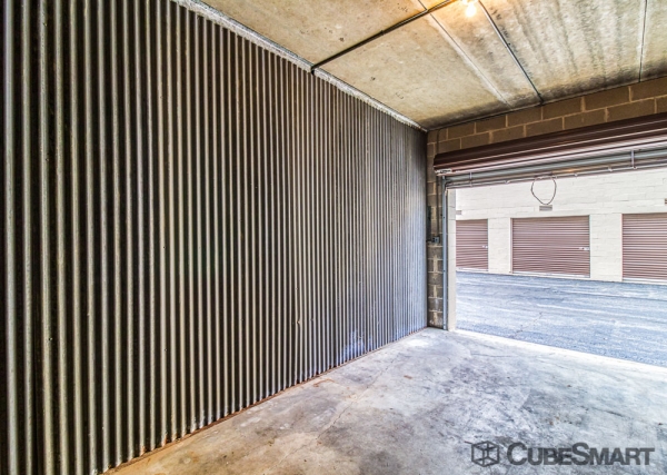 Facility photo: //images.sparefoot.com/medium/2115456a3650acb75fd.jpg
