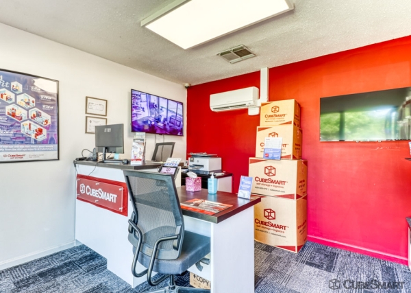 Facility photo: //images.sparefoot.com/medium/21174768834f26a02a0.jpg