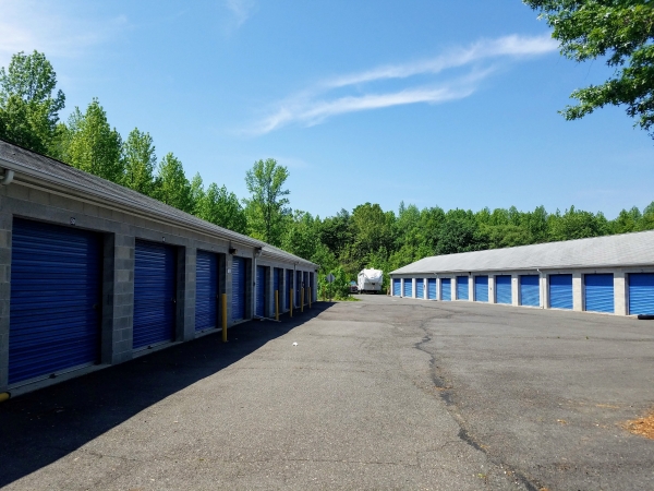 Facility photo: //images.sparefoot.com/medium/2118305d11257bec02a.jpg