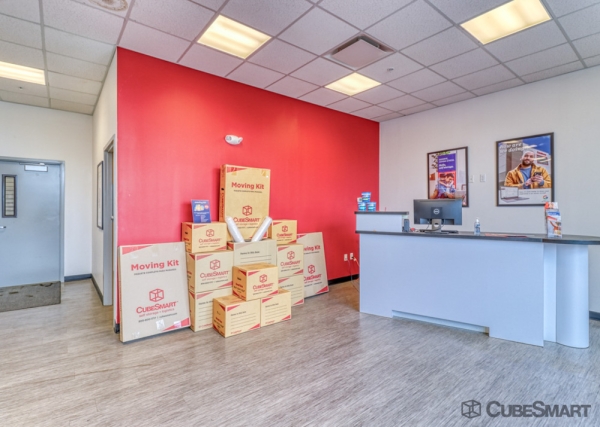 Facility photo: //images.sparefoot.com/medium/2118986a1949b3e0b33.jpg