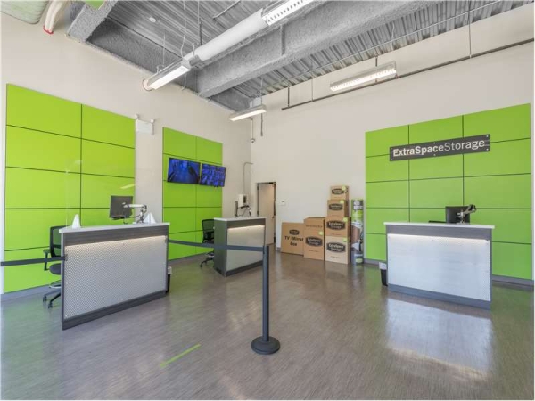 Facility photo: //images.sparefoot.com/medium/21204864cc109d2c76a.jpg