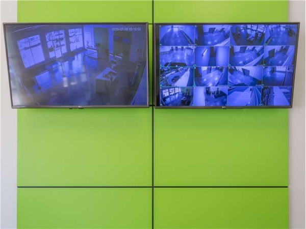 Facility photo: //images.sparefoot.com/medium/21204864cc109e4465a.jpg