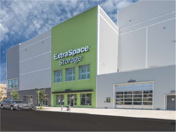 Facility photo: //images.sparefoot.com/medium/21204864cc10a0c7ab2.jpg