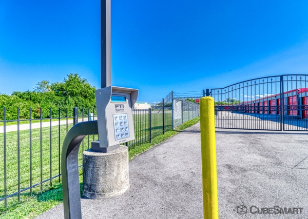 Facility photo: //images.sparefoot.com/medium/212168688f1cc962f3e.jpg