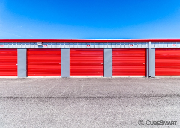 Facility photo: //images.sparefoot.com/medium/2121686971f4cd6b9c3.jpg