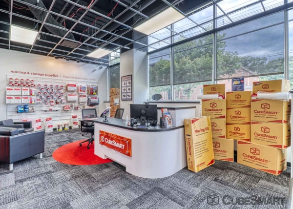 Facility photo: //images.sparefoot.com/medium/2123296881e9cf794a4.jpg