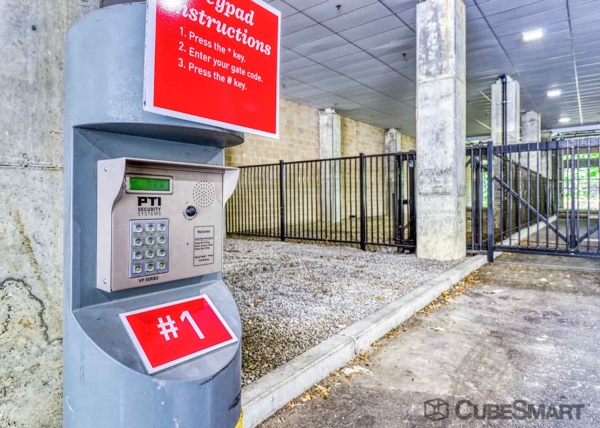 Facility photo: //images.sparefoot.com/medium/2123296a194fd4c3f83.jpg