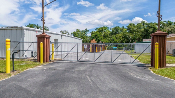 Facility photo: //images.sparefoot.com/medium/21234068f26b7a5502f.jpg