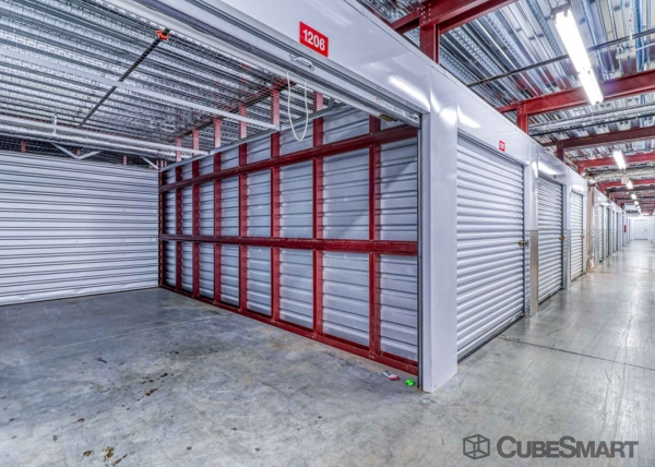 Facility photo: //images.sparefoot.com/medium/21235969899d5b74bf0.jpg