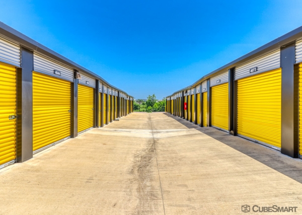 Facility photo: //images.sparefoot.com/medium/212396693d48428f7e8.jpg