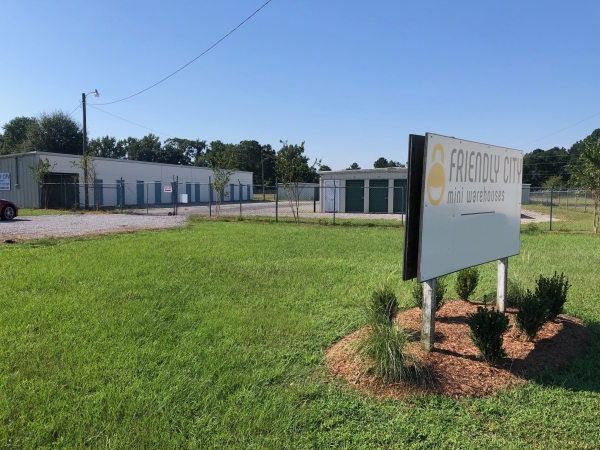 Facility photo: //images.sparefoot.com/medium/2124196387c1ad507e7.jpg