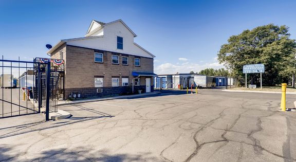 Facility photo: //images.sparefoot.com/medium/212737620e8eb2dd5b4.png