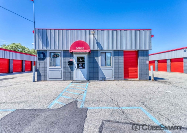 Facility photo: //images.sparefoot.com/medium/21277969031eff806bf.jpg