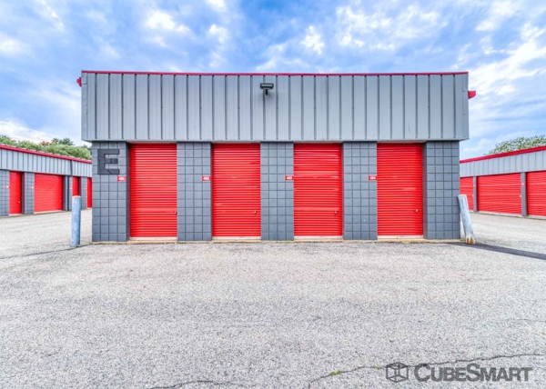 Facility photo: //images.sparefoot.com/medium/212779697f1281330ed.jpg