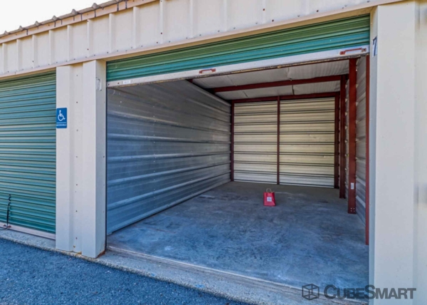 Facility photo: //images.sparefoot.com/medium/2127866881e85b5ad49.jpg