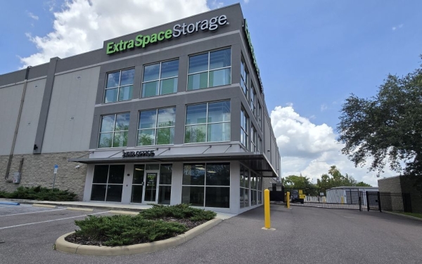 Facility photo: //images.sparefoot.com/medium/2128106a2801608b3a2.jpg