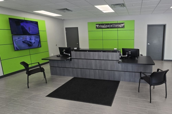 Facility photo: //images.sparefoot.com/medium/2128106a280162d8427.jpg