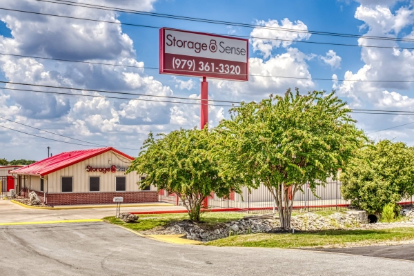Facility photo: //images.sparefoot.com/medium/21282268a62b79e741b.jpg