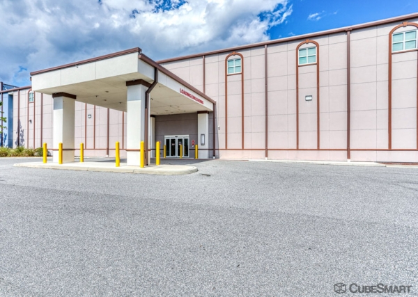 Facility photo: //images.sparefoot.com/medium/212901686f6c5b5a0f0.jpg