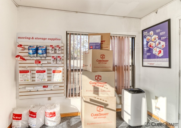 Facility photo: //images.sparefoot.com/medium/212936686f655c28c74.jpg