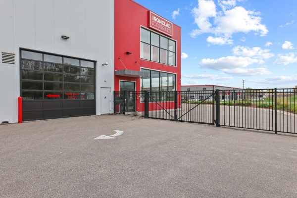 Facility photo: //images.sparefoot.com/medium/213123688cb569d23ad.jpg