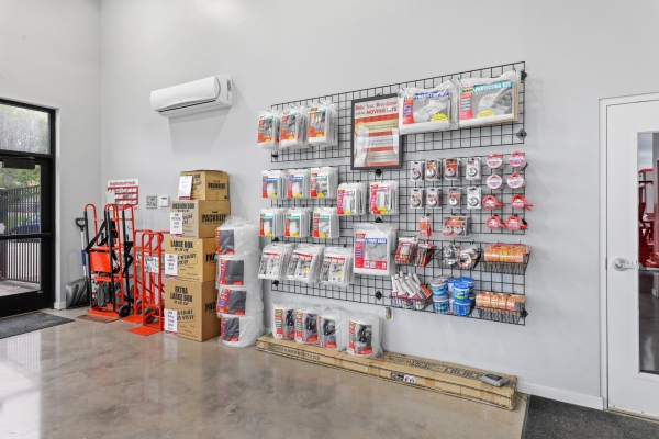 Facility photo: //images.sparefoot.com/medium/213123688cb61256567.jpg