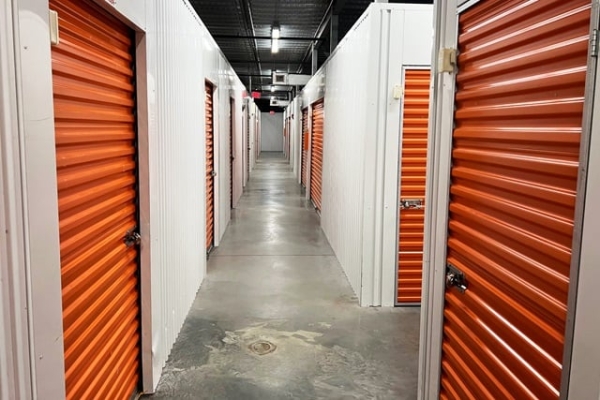 Facility photo: //images.sparefoot.com/medium/213133687b99f8db209.jpg