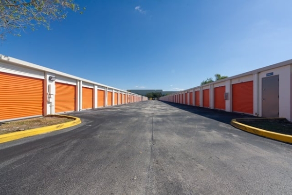 Facility photo: //images.sparefoot.com/medium/213136687b9a13f05a8.jpg