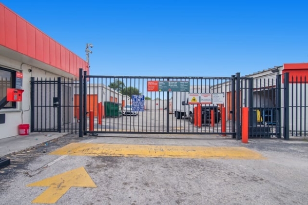Facility photo: //images.sparefoot.com/medium/2131386884d22b5fe42.jpg