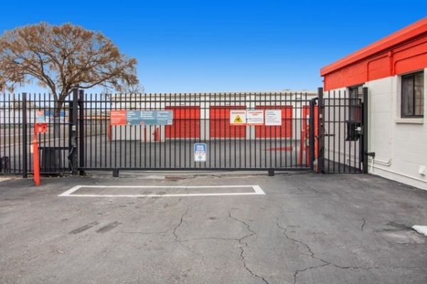 Facility photo: //images.sparefoot.com/medium/2131466936da64e156f.jpg