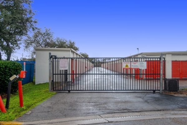 Facility photo: //images.sparefoot.com/medium/2131486884d1f8c790c.jpg