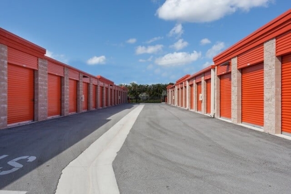 Facility photo: //images.sparefoot.com/medium/2131516884d1f7c8528.jpg