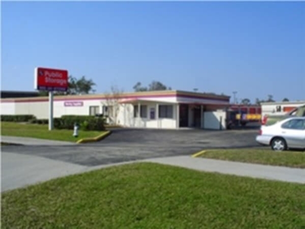 Facility photo: //images.sparefoot.com/medium/213153687b9a5a017fe.jpg
