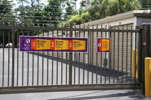 Facility photo: //images.sparefoot.com/medium/21315468f8d6155b745.jpg