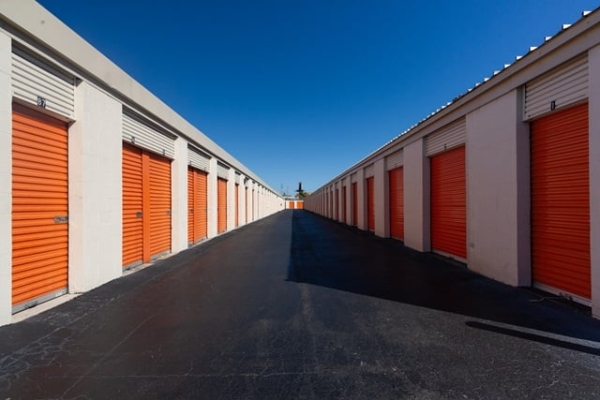 Facility photo: //images.sparefoot.com/medium/213159687a45eaa585b.jpg