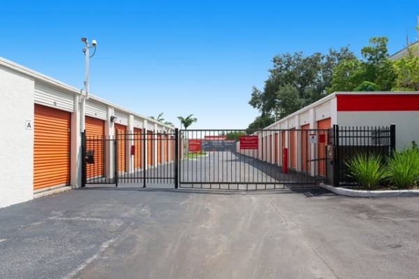 Facility photo: //images.sparefoot.com/medium/2131646878f4d9d1df5.jpg