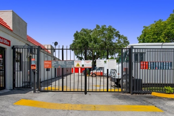Facility photo: //images.sparefoot.com/medium/2131656884d230f1cfb.jpg