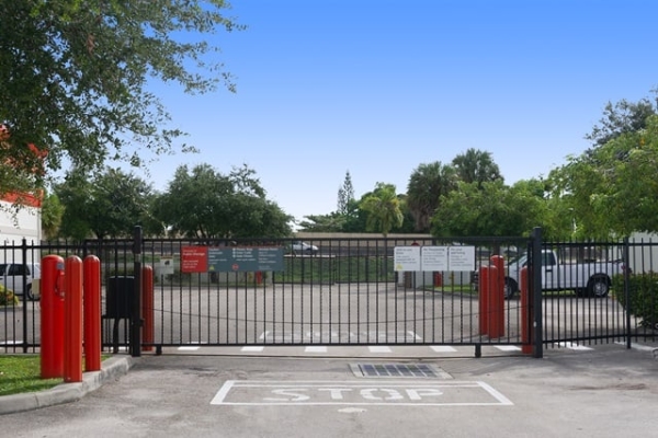 Facility photo: //images.sparefoot.com/medium/213167687e3af8e8c34.jpg