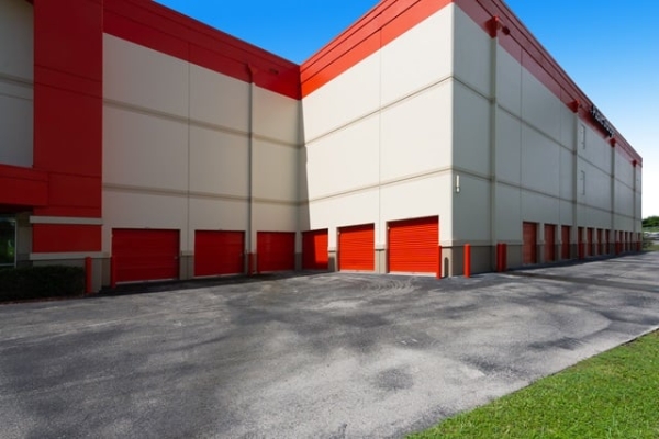 Facility photo: //images.sparefoot.com/medium/213169687ce8f2aed28.jpg