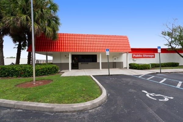 Facility photo: //images.sparefoot.com/medium/2131796884d24cf282e.jpg