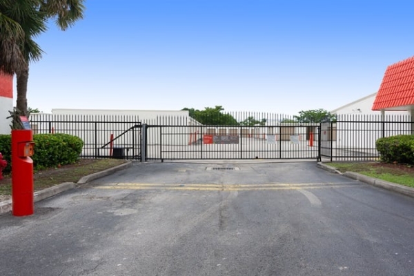 Facility photo: //images.sparefoot.com/medium/2131796884d24fd513f.jpg