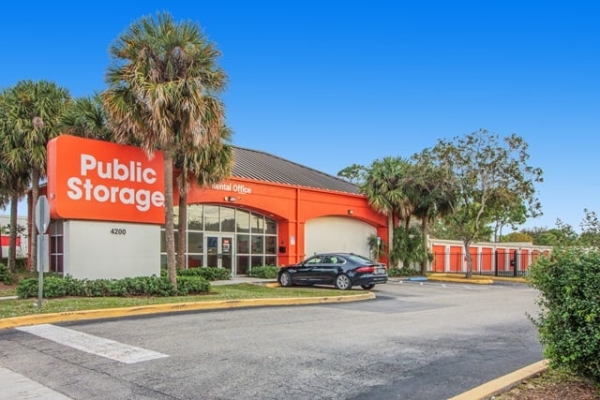 Facility photo: //images.sparefoot.com/medium/21318168989d228b425.jpg